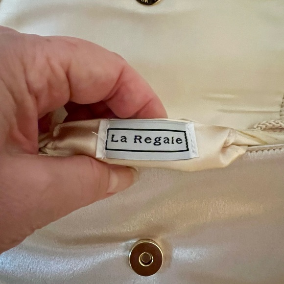 La Regale Women Crossbody Bag - Picture 6 of 6